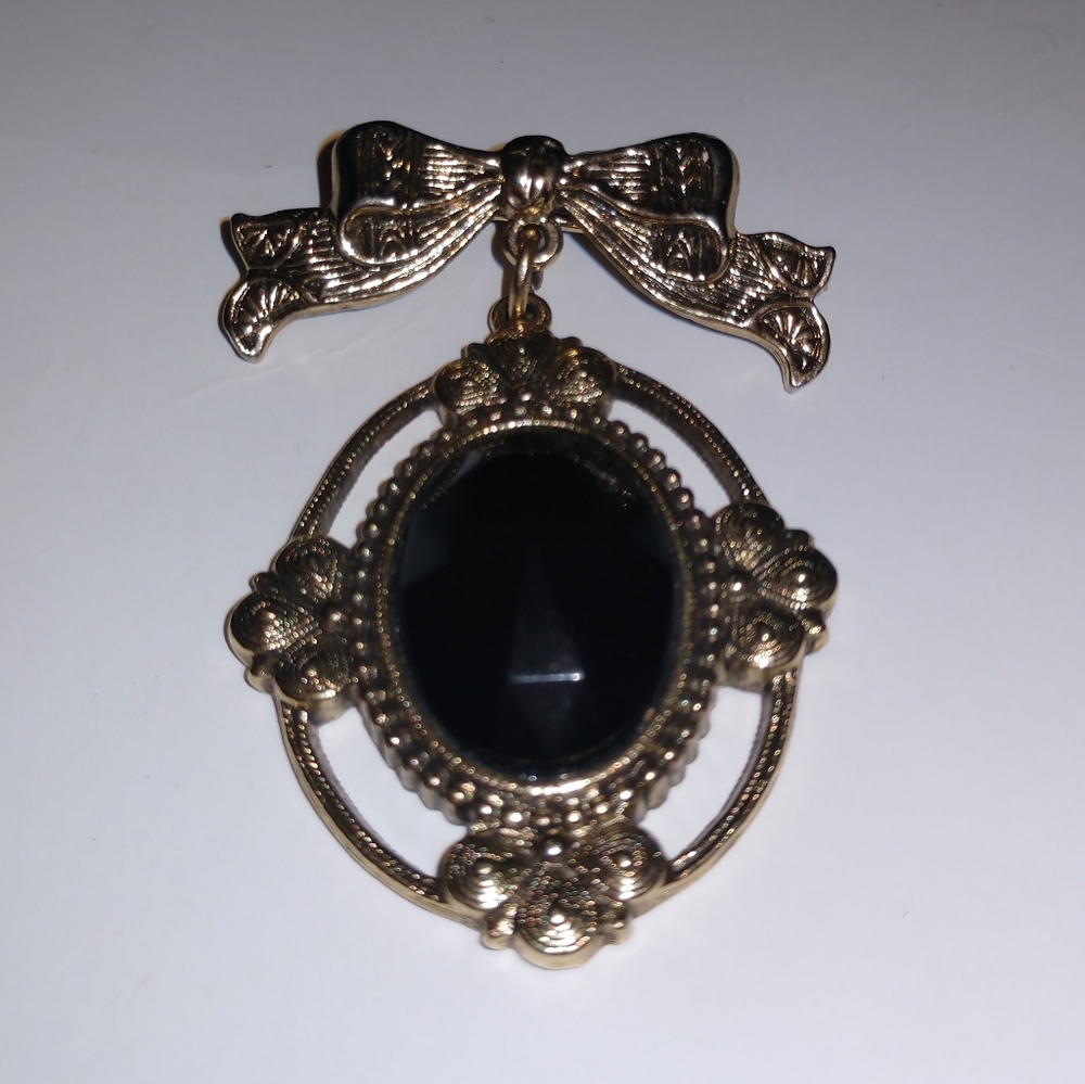Vintage Gold Tone Ribbon Oval Black Jet Etch